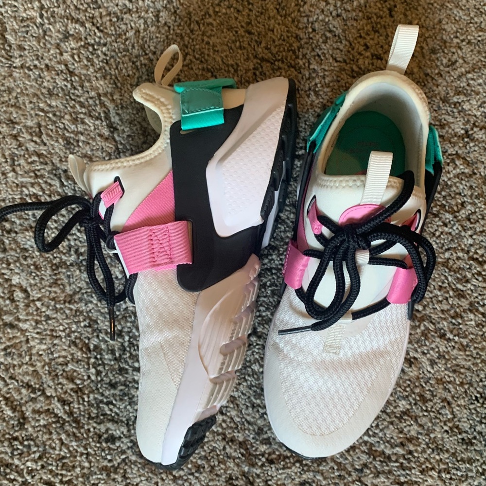 NIKE WOMENS (6) SHOES